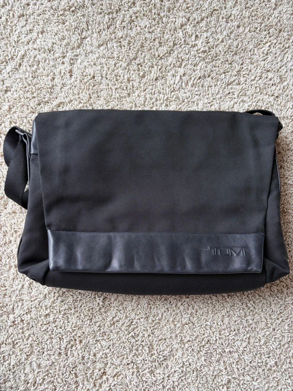 Tumi Messenger Bag Alpha Style Ballistic Nylon Leather Magnetic Flap Travel Work